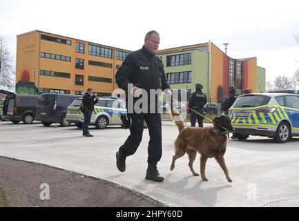 Petersberg, Germania. 24th Feb 2022. In una scuola di Petersberg, nella Saalekreis, giovedì mattina è stata effettuata un'operazione di polizia su larga scala. Secondo la polizia, si è verificato un'esplosione di un oggetto pirotecnico. (Alla dpa 'operazione major a scuola in Petersberg - polizia dare tutto-chiaro') Credit: Heiko Rebsch/dpa-Zentralbild/dpa/Alamy Live News Foto Stock