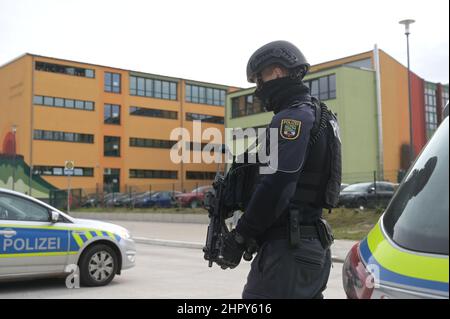 Petersberg, Germania. 24th Feb 2022. In una scuola di Petersberg, nella Saalekreis, giovedì mattina è stata effettuata un'operazione di polizia su larga scala. Secondo la polizia, si è verificato un'esplosione di un oggetto pirotecnico. (Alla dpa 'operazione major a scuola in Petersberg - polizia dare tutto-chiaro') Credit: Heiko Rebsch/dpa-Zentralbild/dpa/Alamy Live News Foto Stock