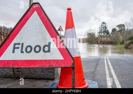 Arley, Regno Unito. 23rd Febbraio, 2022. Tempo britannico: Con il fiume Severn che esplose le sue rive a seguito di tempeste e piogge pesanti, diverse proprietà nel villaggio Worcestershire di Arley sono completamente tagliati fuori - la strada sommersa in acqua di allagamento. Credit: Lee Hudson. Foto Stock