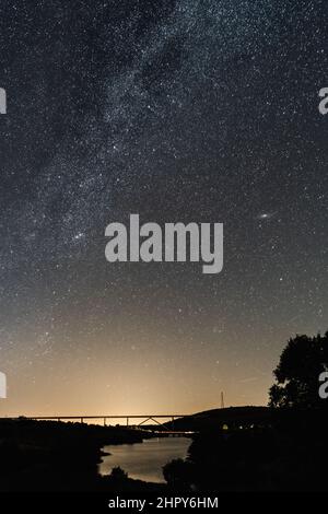 Viadotto, strada con sentieri auto e serbatoio in modo lattiginoso Foto Stock