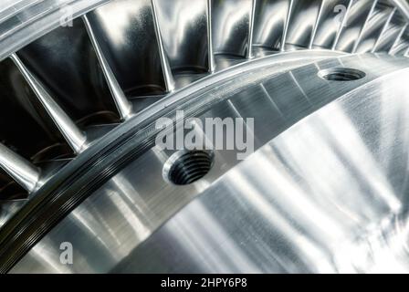 Grande turbina a vapore con pale lucide e fori all'impianto Foto Stock