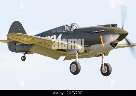 Curtiss P-40B Warhawk, aereo da caccia della seconda guerra mondiale che vola in un'esposizione aerea nel 2011. La Fighter Collection ha posseduto G-CDWH Pearl Harbor Veteran Foto Stock