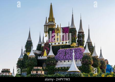 Il pittoresco castello da favola floreale al Dubai Miracle Garden, Emirati Arabi Uniti. Foto Stock