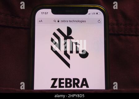 KONSKIE, POLONIA - 22 febbraio 2022: Logo di Zebra Technologies Corporation visualizzato sul telefono cellulare nascosto in tasca jeans Foto Stock