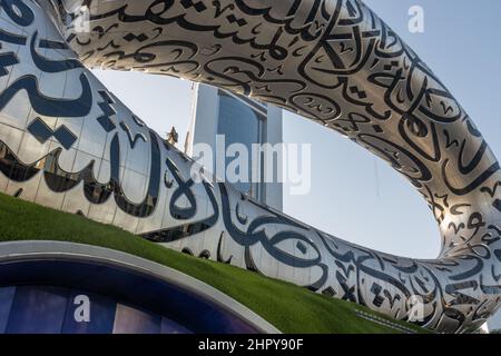 Edificio storico lungo la Sheikh Zayed Road, il futuristico Museo del futuro a Dubai, Emirati Arabi Uniti (Emirati Arabi Uniti). Foto Stock