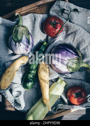Posa piatta di diversi tipi di verdure fresche su un panno da cucina Foto Stock