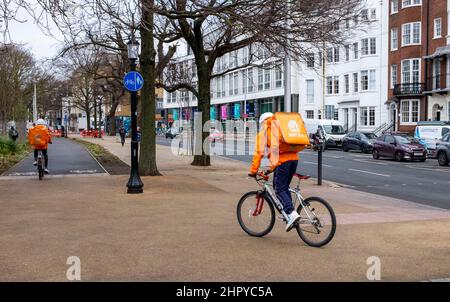 Basta mangiare i motociclisti di consegna in bicicletta a Brighton Regno Unito Foto Stock