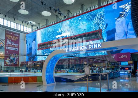 Dubai Ice Rink all'interno del Dubai Mall - il centro commerciale più grande del mondo, gli Emirati Arabi Uniti Foto Stock