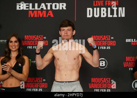 Dublino, Irlanda. 24th Feb 2022. Pietherweight fighter, Ciaran Clarke pesa in anticipo sul suo credito di lotta: DaN Cooke/Alamy Live News Foto Stock