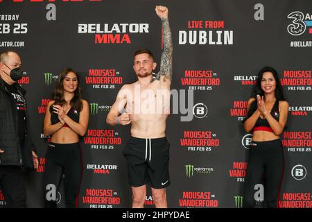 Dublino, Irlanda. 24th Feb 2022. Bantamweight fighter, Brian Moore pesa a 135,4 credito: DaN Cooke/Alamy Live News Foto Stock