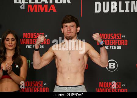 Dublino, Irlanda. 24th Feb 2022. Pietherweight fighter, Ciaran Clarke pesa in anticipo sul suo credito di lotta: DaN Cooke/Alamy Live News Foto Stock