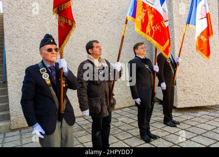 Parigi, Francia, vecchi soldati con bandiere all'annuale 'Day of Memory' Memorial de la Shoah, Shoah Memorial, Olocausto Foto Stock