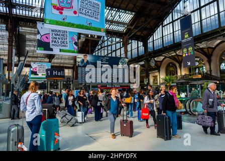 Parigi, Francia, gente numerosa, viaggiatori all'interno, storica stazione ferroviaria TGV "Gare de Lyon" Platform Hall Foto Stock