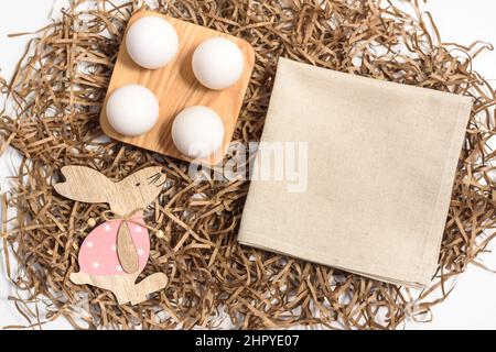 Tovagliolo di lino e uova di Pasqua mockup Foto Stock