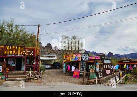 Negozi nella vecchia città mineraria turistica di Oatman, contea di Mohave, Arizona, sulla Route 66. Foto Stock