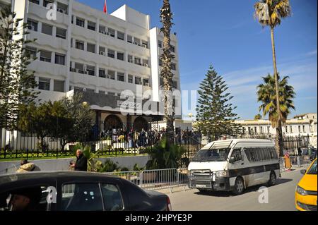 Tunisia. 24th Feb 2022. L'Associazione dei magistrati tunisini ha invitato tutti i magistrati a tenere una veglia giovedì 24 febbraio 2022 davanti alla Corte d'appello di Tunisi, in Tunisia, vestita di uniforme giudiziaria, "in risposta all'obiettivo della magistratura e alla sua sottomissione al potere esecutivo”. (Foto di Mahjoub Yassine/Sipa USA) Credit: Sipa USA/Alamy Live News Foto Stock