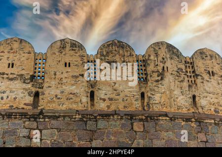 Parapetti ad arco / bastioni del Forte Golconda a Hyderabad, Telangana, India. La cittadella fortificata fu costruita dai governanti della dinastia Qutb Shahi. Foto Stock