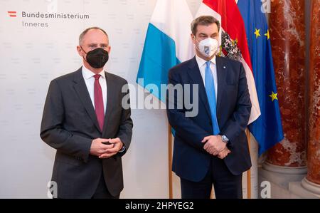 Wien, Austria. 24th Feb 2022. Markus Söder (r, CSU), primo ministro della Baviera, e Gerhard Karner (ÖVP), ministro degli interni dell'Austria, si salutano prima di un incontro presso il ministero degli interni. Credit: Sven Hoppe/dpa/Alamy Live News Foto Stock