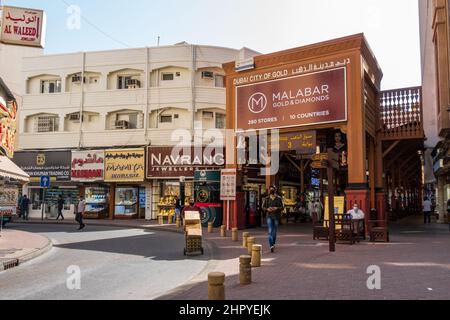 Ingresso al Dubai Gold Souk, Old Baladiya Road, quartiere Deira. Una delle destinazioni per lo shopping e i mercati dell'oro più popolari di Dubai. Foto Stock