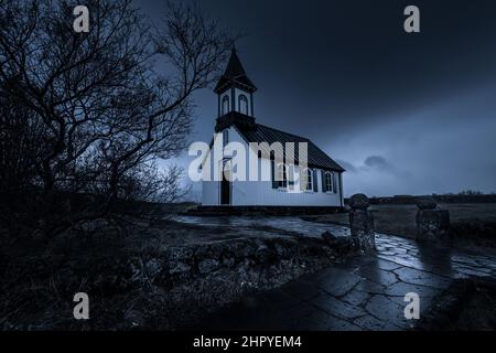 Vista della chiesa di Thingvallakirkja nel Parco Nazionale di Thingvellir, Islanda Foto Stock