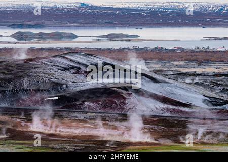 Lago Myvatn con molte fumarole e case residenziali Foto Stock