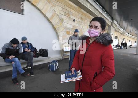 Una donna si prepara a partire per la sua famiglia in Ucraina, al terminal della stazione centrale degli autobus Florenc di Praga, Repubblica Ceca, il 24 febbraio 2022, il giorno in cui l'esercito russo ha attaccato l'Ucraina. (Foto CTK/Michaela Rihova) Foto Stock