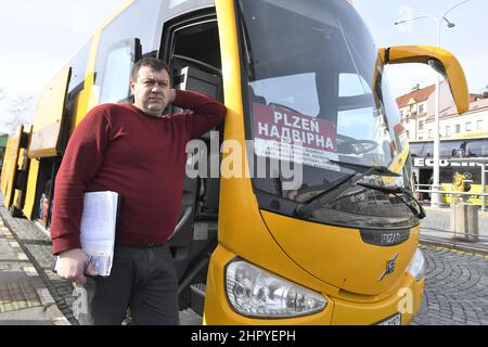 Praga, Repubblica Ceca. 24th Feb 2022. Un autobus per Nadvirna, Ucraina, è visto al terminal Florenc Central Bus Station a Praga, Repubblica Ceca, il 24 febbraio 2022, il giorno in cui l'esercito russo ha attaccato l'Ucraina. Credit: Michaela Rihova/CTK Photo/Alamy Live News Foto Stock