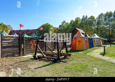 Colorato cavaliere medievale tende età in sumeg castello cavaliere gioco joust decorazione Foto Stock