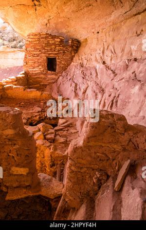 Il Beef Basin Wash Ruin è un'antica scogliera di Puebloan che dimora nel sud-est dello Utah. E 'stato abbandonato circa 800 anni fa. Foto Stock