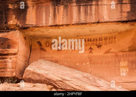 Antichi pittogrammi nativi americani di stampe a mano stilizzate nell'area di Devil's Lane del Needles District of Canyonlands National Park nello Utah. Th Foto Stock