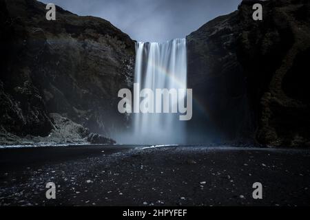 Vista della maestosa cascata di Skogafoss e di un arcobaleno in Islanda Foto Stock