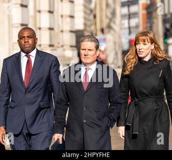 Londra, Regno Unito. 24th Feb 2022. Leader dell'opposizione presso il gabinetto per un briefing sulla situazione in Ucraina. Da sinistra a destra, David Lammy, Shadow Foreign Secretary, Kier Starmer, leader del partito laburista, Angela Rayner Vice leader, Credit: Ian Davidson/Alamy Live News Foto Stock