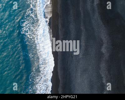 Veduta aerea panoramica ed astratta della famosa spiaggia nera di Reynisfjara a Vik, Islanda Foto Stock