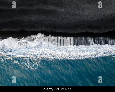 Veduta aerea panoramica ed astratta della famosa spiaggia nera di Reynisfjara a Vik, Islanda Foto Stock