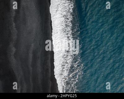 Veduta aerea panoramica ed astratta della famosa spiaggia nera di Reynisfjara a Vik, Islanda Foto Stock