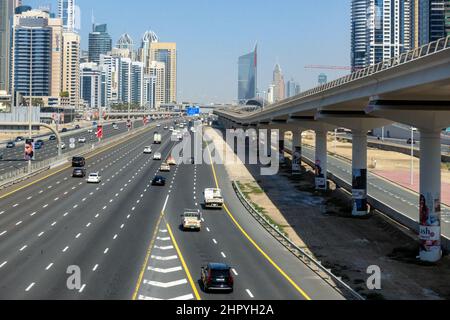 Sheikh Zayed Road, con la linea della metropolitana che costeggia la città di Dubai, Emirati Arabi Uniti. Foto Stock