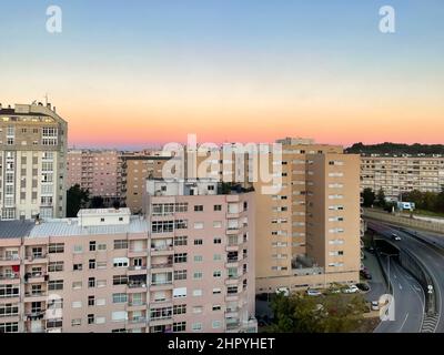 Uno scenario urbano alla città di Braga, Portogallo durante il tramonto Foto Stock