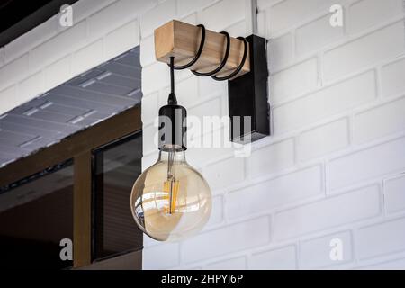 Primo piano della lampadina appesa d'epoca Foto Stock