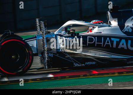 Barcellona, Spagna. 24th Feb 2022. PIERRE GASLY (fra) del team AlphaTauri guida nel suo AT03 durante il secondo giorno di prove invernali di Formula uno al Circuit de Catalunya Credit: Matthias Oesterle/Alamy Live News Foto Stock