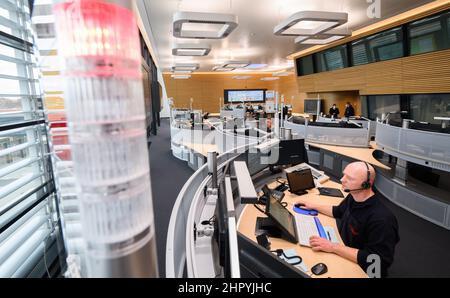 Hannover, Germania. 24th Feb 2022. I dispatcher lavorano presso il centro di controllo regionale della stazione dei vigili del fuoco e del soccorso 1 a Weidendamm. Il nuovo centro di controllo regionale è operativo dal 13 febbraio 2022. Il centro di controllo riceve chiamate d'emergenza per i quasi 1,2 milioni di abitanti della città e della regione di Hannover e pianifica il salvataggio d'emergenza, il trasporto qualificato dell'ambulanza, la protezione antincendio e l'assistenza. Credit: Julian Stratenschulte/dpa/Alamy Live News Foto Stock