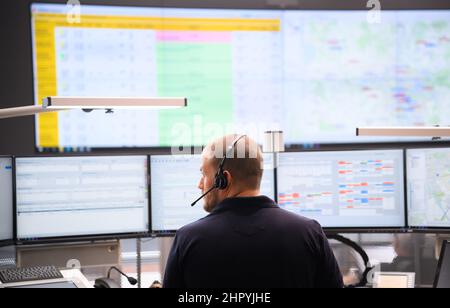 Hannover, Germania. 24th Feb 2022. I dispatcher lavorano presso il centro di controllo regionale della stazione dei vigili del fuoco e del soccorso 1 a Weidendamm. Il nuovo centro di controllo regionale è operativo dal 13 febbraio 2022. Il centro di controllo riceve chiamate d'emergenza per i quasi 1,2 milioni di abitanti della città e della regione di Hannover e pianifica il salvataggio d'emergenza, il trasporto qualificato dell'ambulanza, la protezione antincendio e l'assistenza. Credit: Julian Stratenschulte/dpa/Alamy Live News Foto Stock