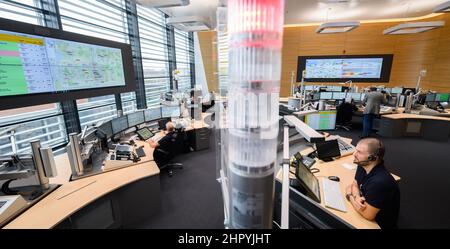 Hannover, Germania. 24th Feb 2022. I dispatcher lavorano presso il centro di controllo regionale della stazione dei vigili del fuoco e del soccorso 1 a Weidendamm. Il nuovo centro di controllo regionale è operativo dal 13 febbraio 2022. Il centro di controllo riceve chiamate d'emergenza per i quasi 1,2 milioni di abitanti della città e della regione di Hannover e pianifica il salvataggio d'emergenza, il trasporto qualificato dell'ambulanza, la protezione antincendio e l'assistenza. Credit: Julian Stratenschulte/dpa/Alamy Live News Foto Stock