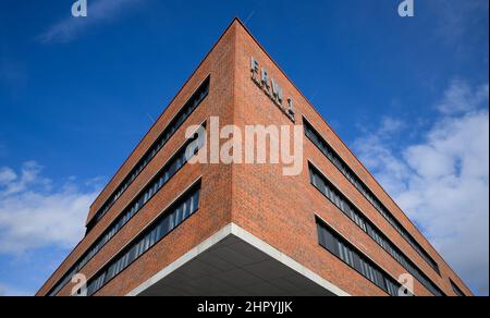 Hannover, Germania. 24th Feb 2022. Stazione antincendio e di soccorso 1 a Weidendamm con il nuovo centro di controllo regionale. Il nuovo centro di controllo regionale è operativo dal 13 febbraio 2022. Il centro di controllo riceve chiamate d'emergenza per i quasi 1,2 milioni di abitanti della città e della regione di Hannover e pianifica il salvataggio d'emergenza, il trasporto qualificato dell'ambulanza, la protezione antincendio e l'assistenza. Credit: Julian Stratenschulte/dpa/Alamy Live News Foto Stock