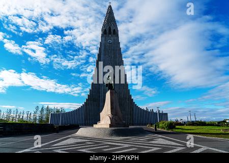 Vista del monumento di Leif Erikson e della chiesa di Hallgrimskirkja a Reykjavik, Islanda. Leif Erikson è stato un esploratore norreno che è il primo europeo a scovare Foto Stock