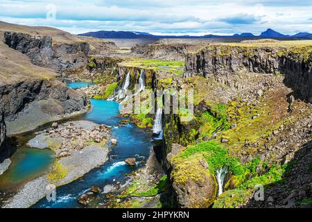 Vista delle cascate nel canyon di Sigoldugljufur e del fiume blu nelle Highlands dell'Islanda in estate. Foto Stock