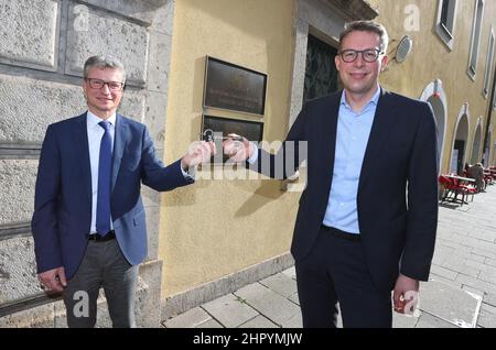 Monaco di Baviera, Germania. 24th Feb 2022. Bernd Sibler (l) precedente ministro bavarese della Scienza e delle Arti, consegna una chiave simbolica al suo successore Markus Blume (entrambi CSU). Credit: Karl-Josef Hildenbrand/dpa/Alamy Live News Foto Stock