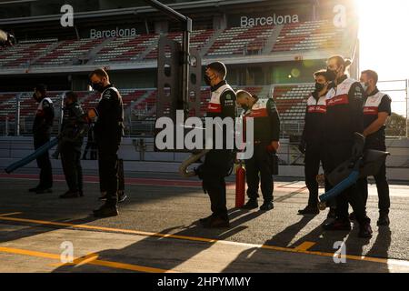 Barcellona, Spagna. 23rd Feb 2022. Alfa Romeo F1 Team ORLEN, F1 Test pre-stagione al Circuit de Barcelona-Catalunya il 23 febbraio 2022 a Barcellona, Spagna. (Foto di ALTO DUE) credito: dpa/Alamy Live News Foto Stock