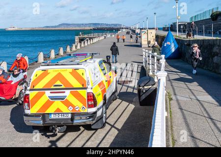 Dun Laoghaire, Irlanda. 24th Feb 2022. Membri della guardia costiera irlandese nel porto di Dun Laoghaire, alla ricerca di una persona mancante. Credit: AG News/Alamy Live News Foto Stock