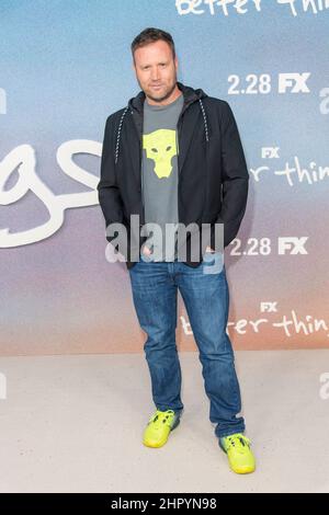 Greg Cromer partecipa alla stagione cinque di FX 'Better Things' al cimitero Hollywood Forever di Hollywood, California, il 23 febbraio 2022 Foto Stock