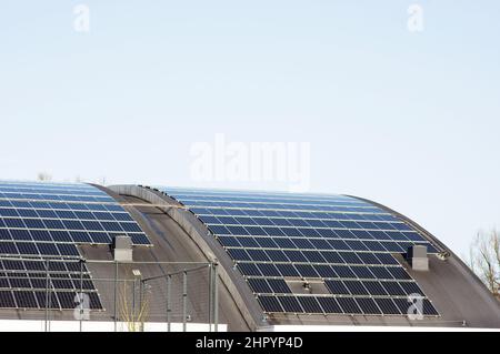 Grande tetto curvo con pannelli solari per la produzione di energia elettrica ad Arnhem, nei Paesi Bassi Foto Stock